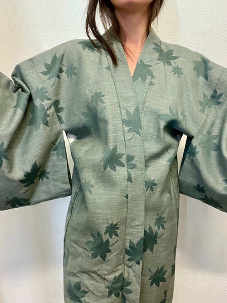 Kimono de Seda Gris Hojas