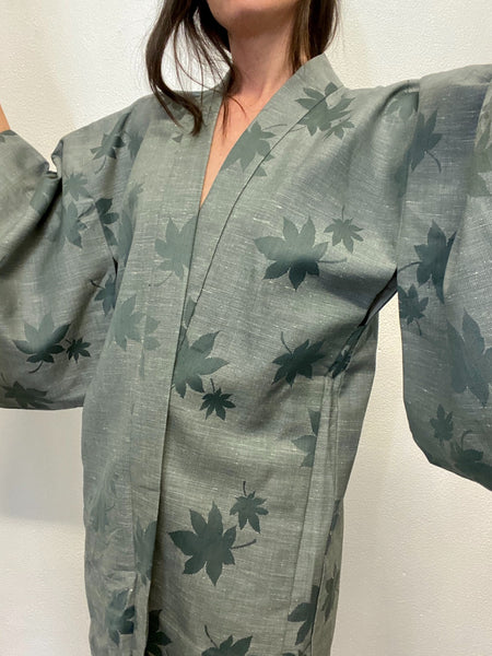 Kimono de Seda Gris Hojas