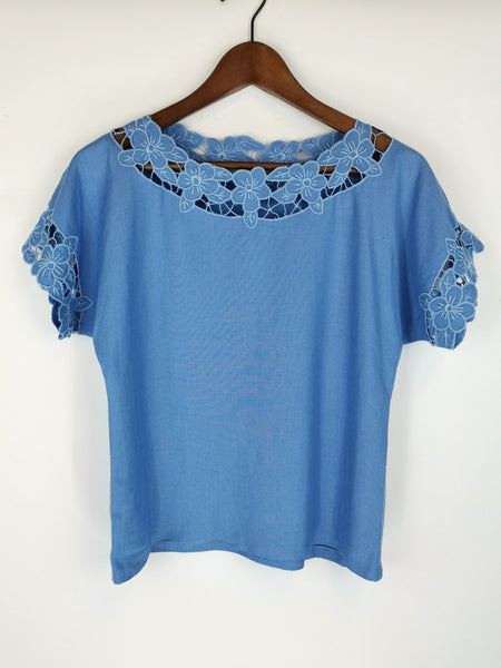 Camiseta Azul Cielo Detalle Flores / Talla S